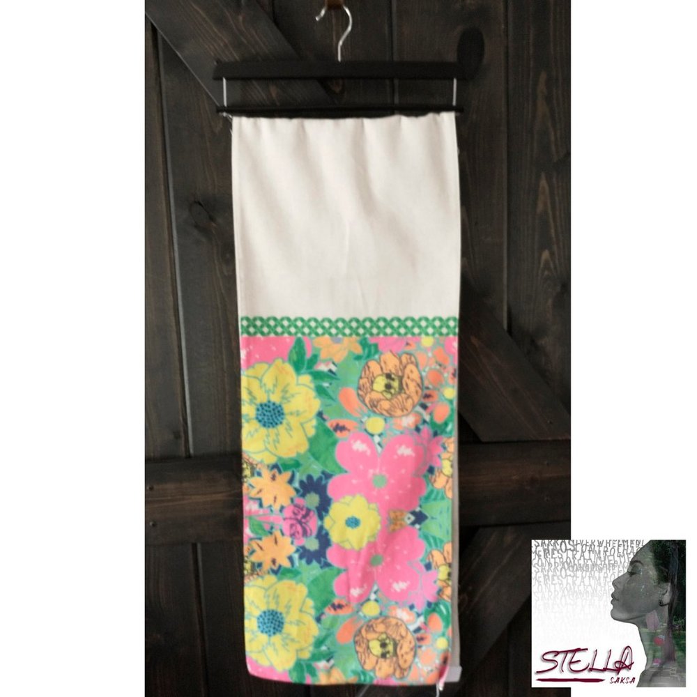 👄 Stella Saksa Floral Skull Table Runner